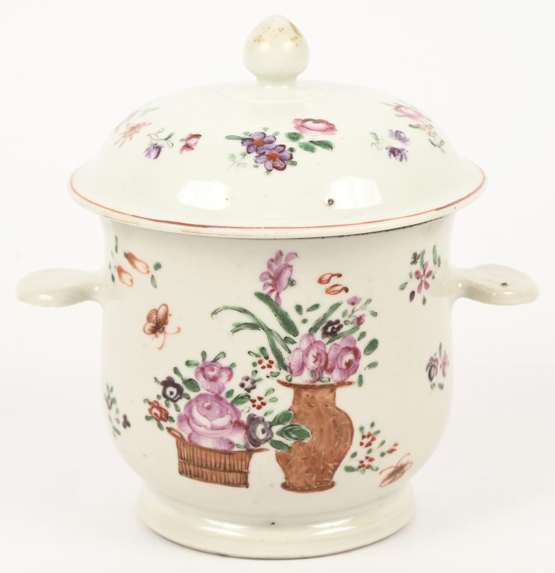 Een Chinees porseleinen dekselpotje, famille rose, met een decor van bloemen.