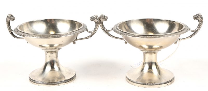 Een set van 2 zilveren schaaltjes op voet, Belgische keuren, gefabriceerd tussen 1831 en 1868. 170 gram.