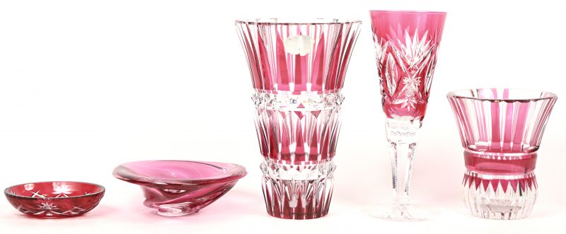 Vijf stuks geslepen kristal, een vaas met voetstuk (H. 25 cm), een kratervaas (24 cm), een vaas met verwijdende rand (15 cm), een jaren zestig asbak (L. 17 cm) en een ringenschaaltje (8 x 12 cm).