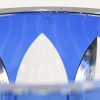 Twee vazen van geslepen kristal, blauw gekleurd in de massa. De ene cilindrisch ( H. 22.5 cm), de andere met een golfbeweging op de buik en een verbredende rand (23 cm, met schilfers boven en onderaan).