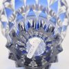 Twee vazen van geslepen kristal, blauw gekleurd in de massa. De ene cilindrisch ( H. 22.5 cm), de andere met een golfbeweging op de buik en een verbredende rand (23 cm, met schilfers boven en onderaan).