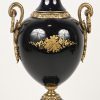 Een kobaltblauwe vaas met vergulde en verguld metalen details, versierd met een romantische scène in een uitsparing. Naar Sèvres voorbeeld. Onderaan gemerkt.