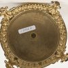 Een kobaltblauwe vaas met vergulde en verguld metalen details, versierd met een romantische scène in een uitsparing. Naar Sèvres voorbeeld. Onderaan gemerkt.
