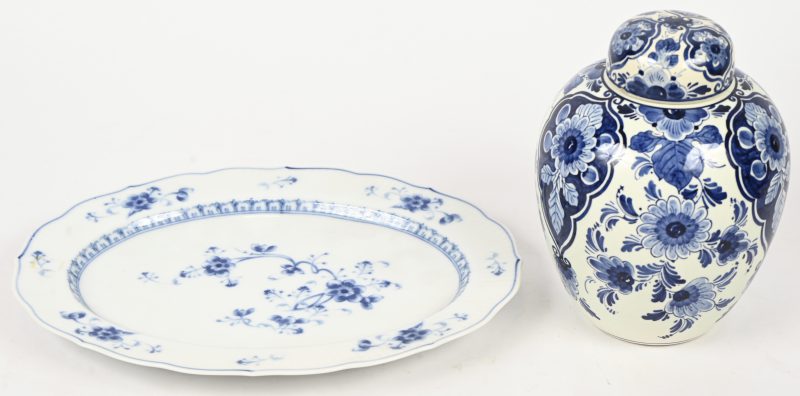 Een langwerpig blauw en wit schaaltje onderaan gemerkt Ilford Victoria Blue, evenals een kleine gemberpot met Delfts decor, onderaan gemerkt Regina, Holland (barst op de buik, schilfer aan het deksel).