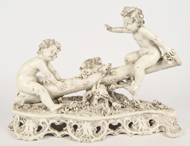 “Twee putti op een wip”. Groep van monochroom wit zachte pasta. Onderaan gemerkt.
