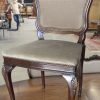 Een verlengbare ovale eetkamertafel en zes bijpassende stoelen versierd met schelpenmotief naar Chippendale voorbeeld. Stoelen met fluwelen bekleding.