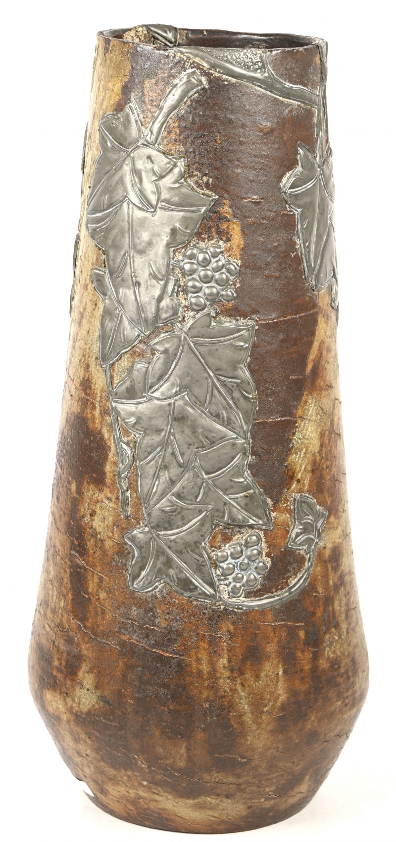 Een art-nouveau vaas, aardewerk met tinnen druivenranken. Onderaan gemerkt met een gekroonde B en een molen. Meerdere bakfouten.