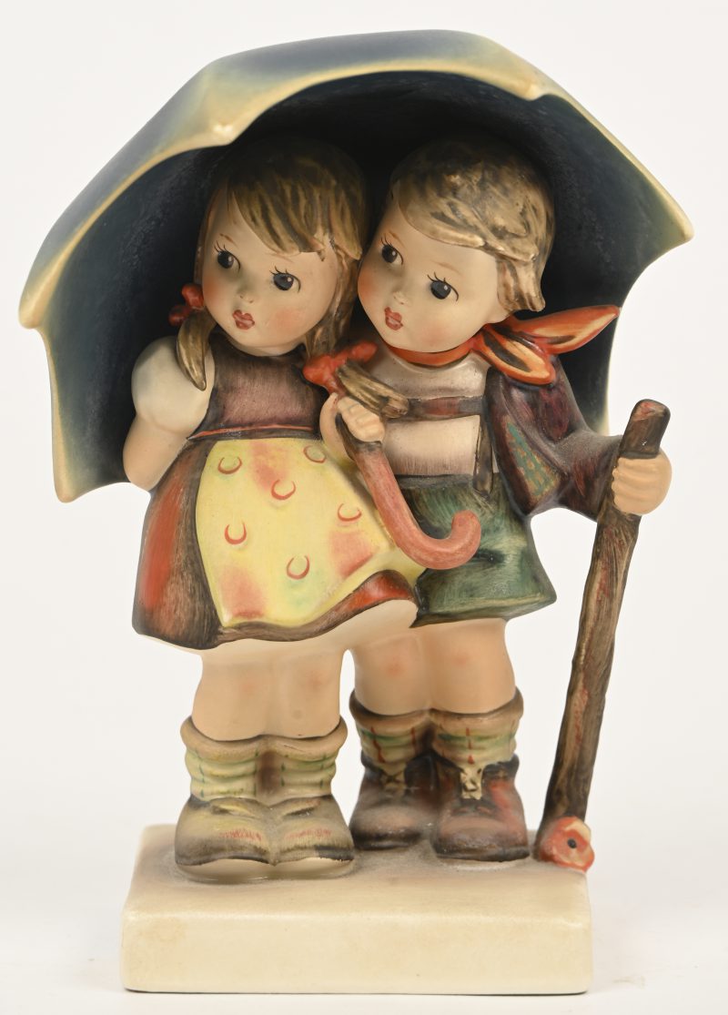 “Stormy weather”, een meerkleurig porseleinen ‘Hummeltje’, nr 71, stempel van de periode 1960-1963.