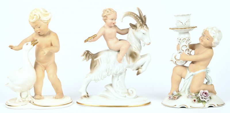 Een lot van 3 meerkleurig biscuit en porseleinen putti’s bestaande uit één met een gans, gemerkt Goebel Schaubach-kunst, Schau 2/1, één ongemerkte putti op een bok, kleine schade aan 1 hoorn’ en één met kandelaar, gemerkt en genummerd 9251.