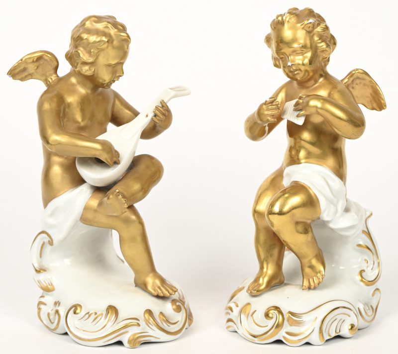 Een set van 2 muzikale porseleinen engeltjes, deels verguld, gemerkt Capodimonte.