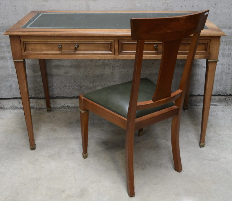 Schrijftafel met bijpassende stoel. Klassieke stijl.