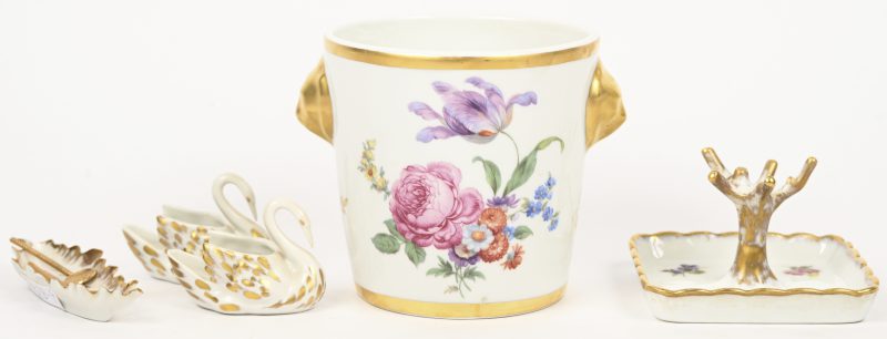 Een lot porselein bestaande uit een bloempotje, een juwelenhouder (1 takje gelijmd, een bladvormig schaaltje en 2 zoutpotjes met verguld lepeltje, gemerkt Limoges France en beschilderd en gesigneerd A. Gillard.