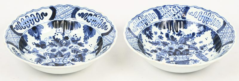 Een paar Delfts blauwe kommen, gemerkt ‘De Porseleine Fles”.