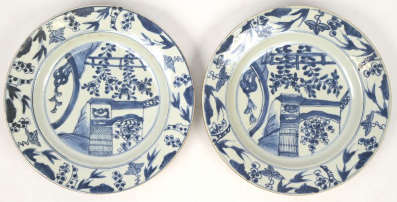 Een set van 2 borden van Chinees porselein met een blauw op wit decor van een tuin. Qianlong decor.