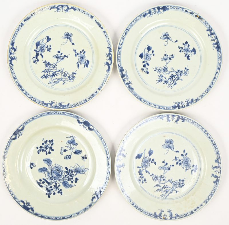 Een set van 4 borden van Chinees porselein met een blauw op wit decor van flora. Qianlong decor.