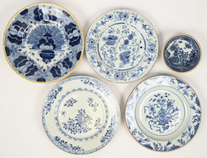 5 stuks Chinees porselein met een blauw op wit decor van flora. Bestaande uit 3 borden, een schaal en een kommetje.