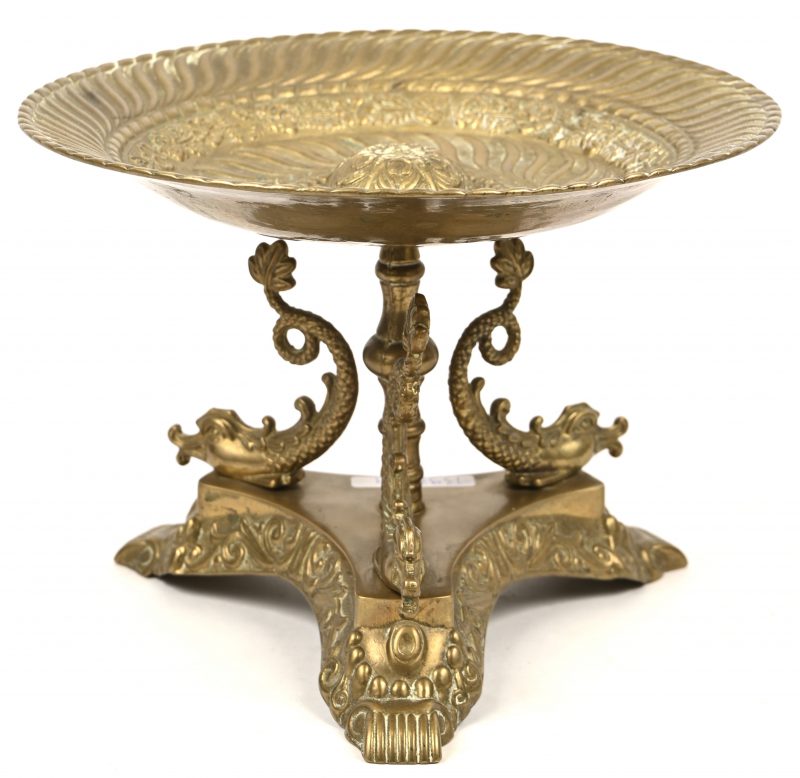Een bronzen tazza waarvan de schaal met florale decoratie rustend op 3 vissen.