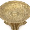 Een bronzen tazza waarvan de schaal met florale decoratie rustend op 3 vissen.