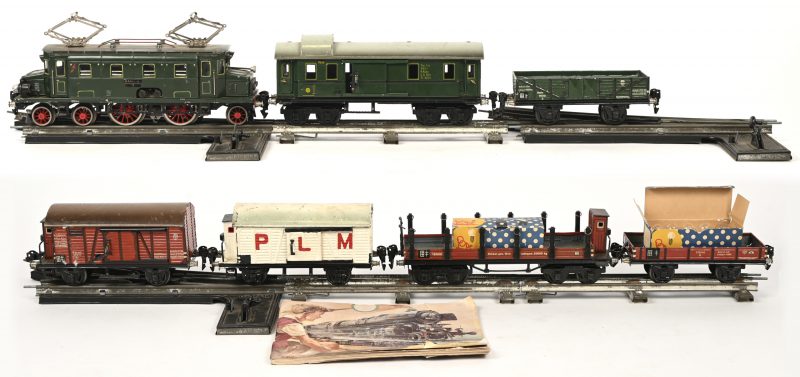 Een elektrische Märklin treinset uit 1936, spoor O, bestaande uit een elektrische locomotief, CS 66/12920, 6 wagons, 18520, 17540, 17910, 17610, 17640 en een herschilderde goederenwagon (nr onbekend), en een uitgebreid lot sporen en de bijhorende transformator.