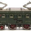 Een elektrische Märklin treinset uit 1936, spoor O, bestaande uit een elektrische locomotief, CS 66/12920, 6 wagons, 18520, 17540, 17910, 17610, 17640 en een herschilderde goederenwagon (nr onbekend), en een uitgebreid lot sporen en de bijhorende transformator.