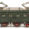 Een elektrische Märklin treinset uit 1936, spoor O, bestaande uit een elektrische locomotief, CS 66/12920, 6 wagons, 18520, 17540, 17910, 17610, 17640 en een herschilderde goederenwagon (nr onbekend), en een uitgebreid lot sporen en de bijhorende transformator.