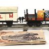 Een elektrische Märklin treinset uit 1936, spoor O, bestaande uit een elektrische locomotief, CS 66/12920, 6 wagons, 18520, 17540, 17910, 17610, 17640 en een herschilderde goederenwagon (nr onbekend), en een uitgebreid lot sporen en de bijhorende transformator.