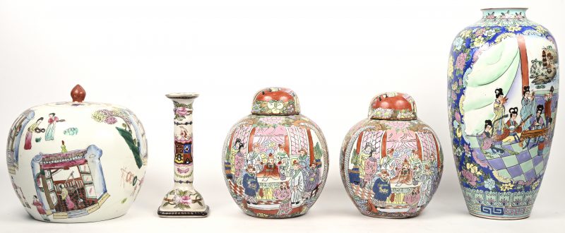 Een lot van Chinees porselein: drie dekselvazen, een kraagvaas famille verte en een kandelaar met western wapenschild.