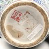 Een lot van Chinees porselein: drie dekselvazen, een kraagvaas famille verte en een kandelaar met western wapenschild.