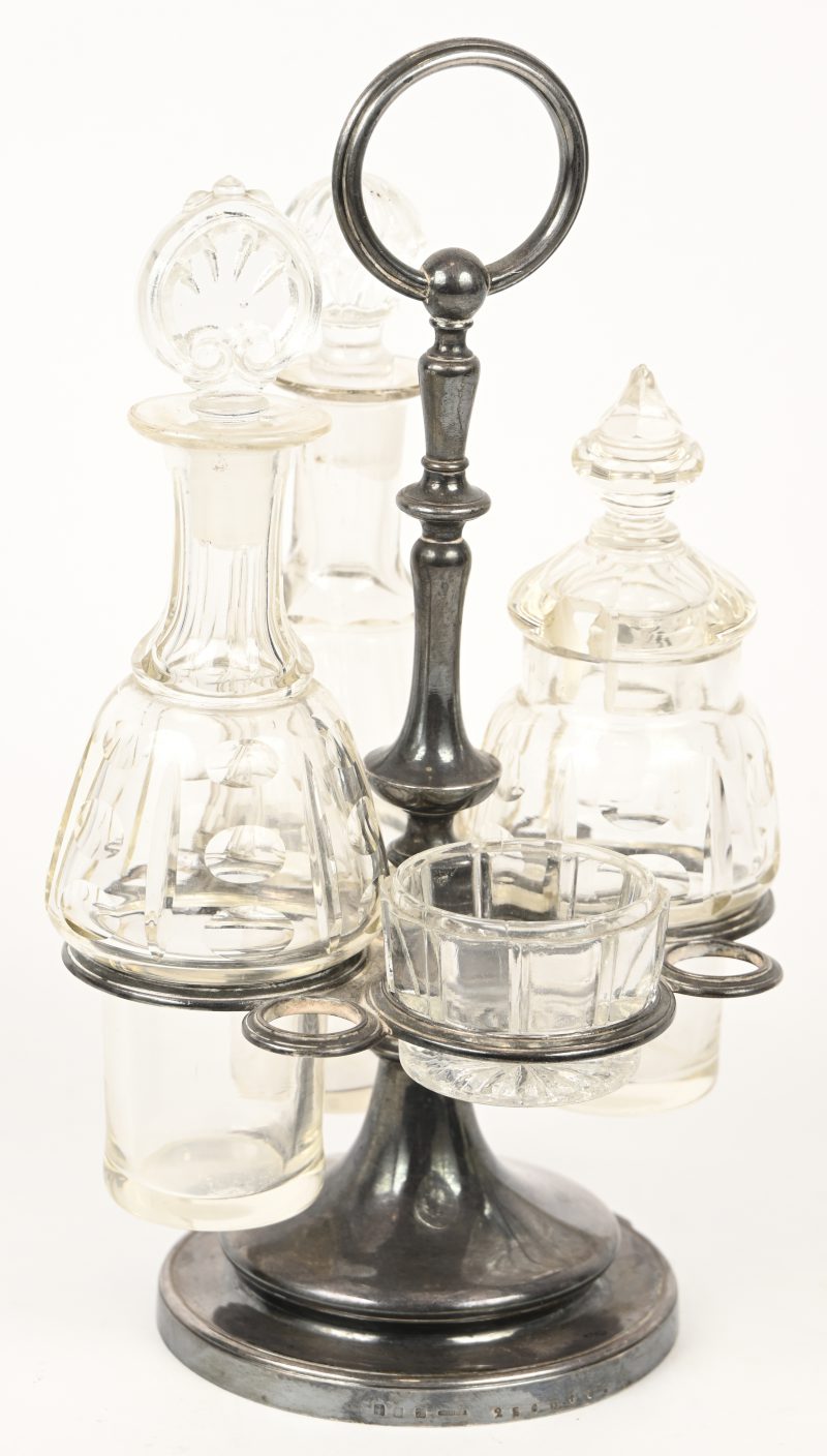 Een olie-en azijnstel uit verzilverd metaal en kristal. Het metalen deel is gemerkt Christofle, slechts 2 van de 4 kristallen delen zijn origineel.