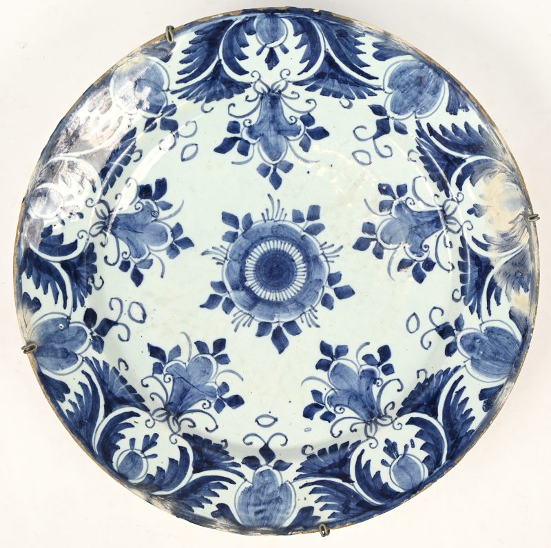 Antiek sierbord van Delfts blauw-wit aardewerk. Met Aziatisch decor, niet gemerkt. Heeft twee grote herstellingen aan de rand.