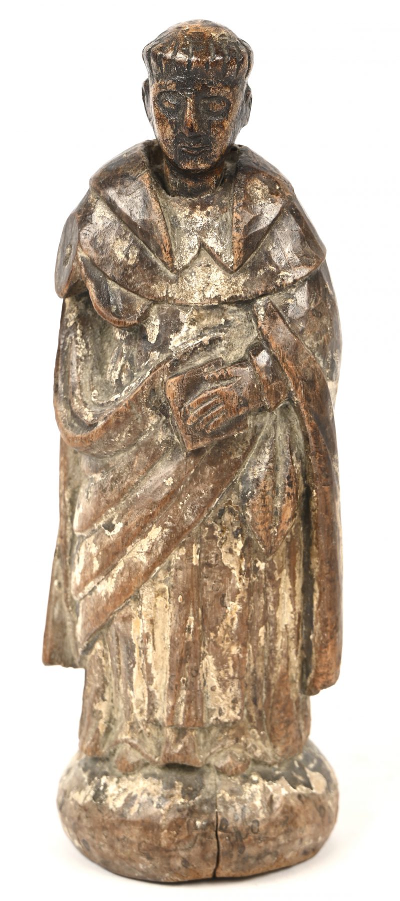 Antiek houten beeldje van een pater. Met resten van polychrome beschildering, rechterarm manco. Vermoedelijk 18e eeuw.