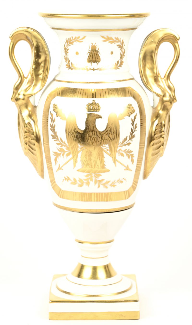 Empire stijl vaas, met het wapenschild van keizer Napoleon. Gemerkt Vincennes, Limoges. Schilfers aan de basis.