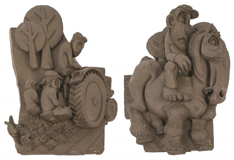 ‘Het boerenpaard versus de tractor’. Een terracotta hoogreliëf in twee delen. Getekend.