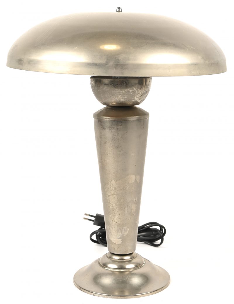 Art deco paddestoellamp van verchroomd koper, met bajonetfitting. Heeft een beetje schade aan de chroomlaag. Niet gemerkt.