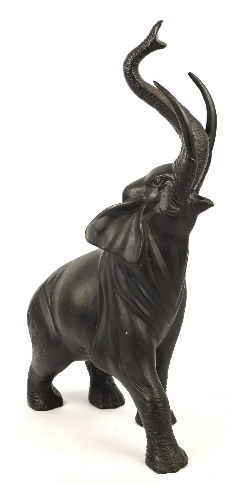 Een bronzen beeld van een olifant met geheven slurf, niet gesigneerd.