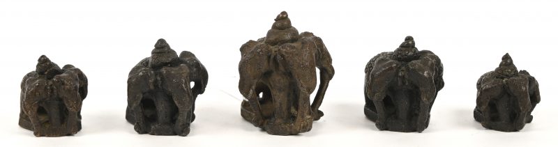 Een set van 5 bronzen opiumgewichtjes in de vorm van driekoppige olifanten.
