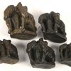 Een set van 5 bronzen opiumgewichtjes in de vorm van driekoppige olifanten.