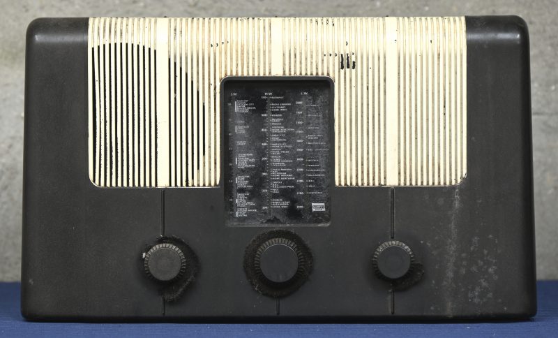 Een oude bakelieten wereldontvanger/radio. Te reviseren.