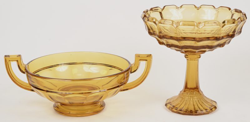 Twee amberkleurige glazen coupes, de éne met piédouche (H 21 cm), de andere met twee oren (Ø 22 cm).