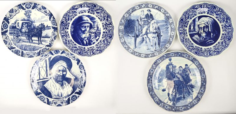 Zes grote patéschotels van blauw en wit aardewerk met diverse decoraties.