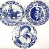 Zes grote patéschotels van blauw en wit aardewerk met diverse decoraties.