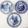 Zes grote patéschotels van blauw en wit aardewerk met diverse decoraties.