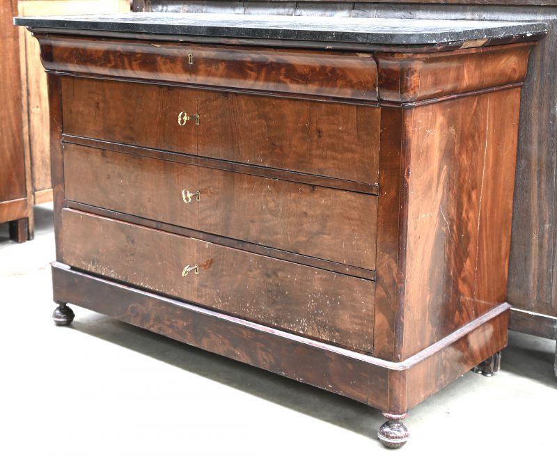 Antieke commode met zwart marmeren blad. Vier laden.