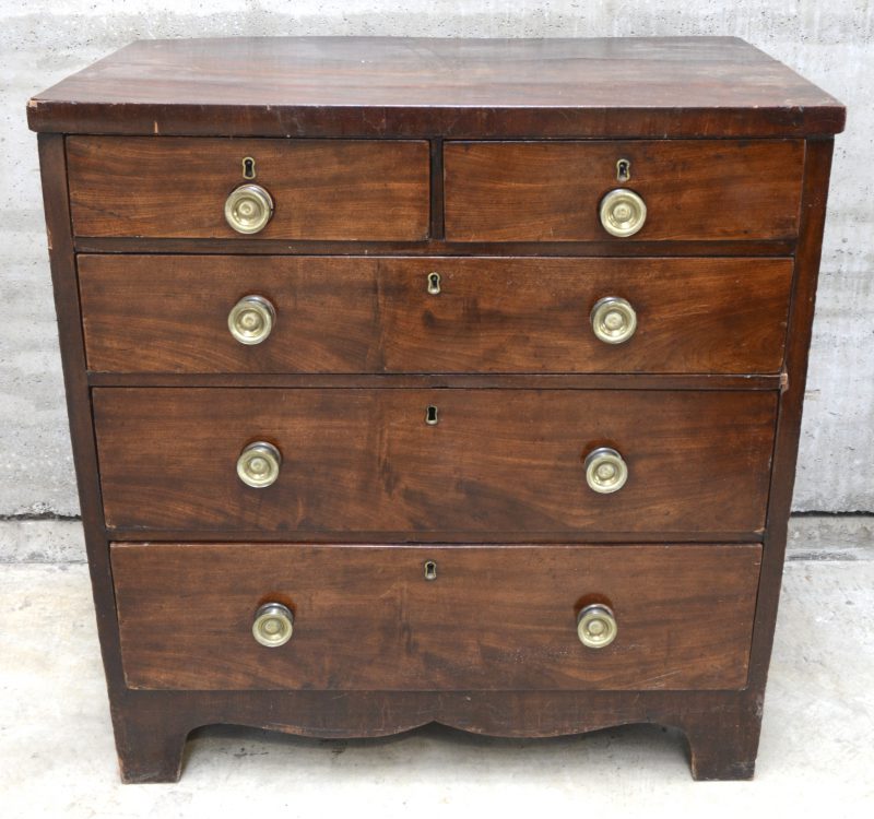 Antieke Engelse commode met twee kleine en drie grote laden.