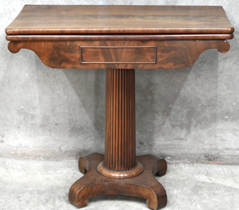 Oude kaarttafel. Met schade aan het blad.