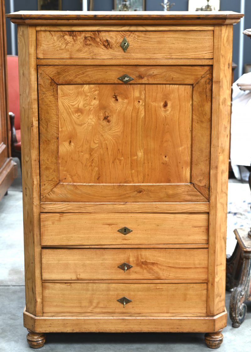 Antieke fruithouten secretaire. Vier grote laden met binnenin 6 kleine laden en één verborgen lade.