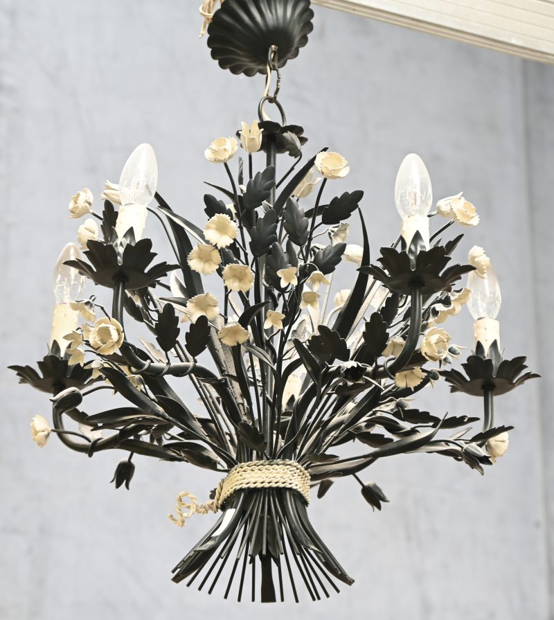 Polychrome smeedijzeren hanglamp, gevormd als een bos veldbloemen.
