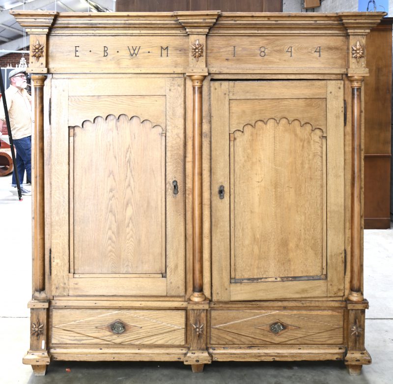 Antieke eikenhouten legkast, twee deuren en twee laden. Op de kroon gemarkeerd met de letters; E. B. W. M. en het jaartal 1844.