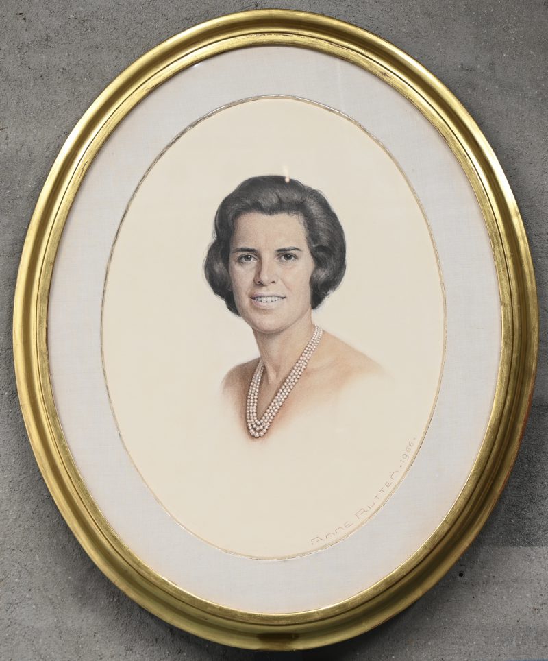 ‘Portret van een dame’. Gemengde techniek, getekend; Anne Rutten, 1966. In ovale goudkleurige kader.