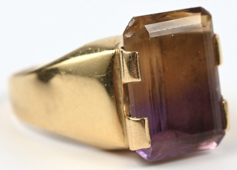 Een 18 kt geelgouden ring bezet met een twee kleurige steen van amethist en toermalijn van +- 6 ct.